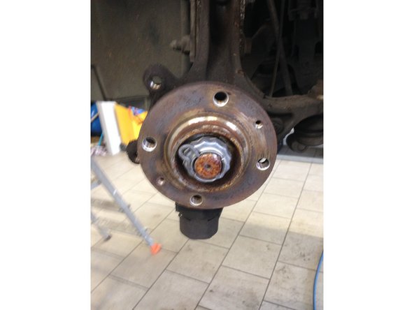 Démonter le disque en tapant avec un marteau pour le débloquer.