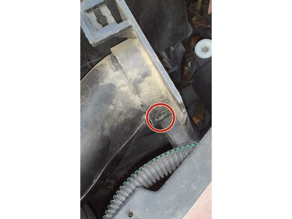 Pour démonter le tuyau en plastique dur il faut pousser avec un tournevis dans le trou.