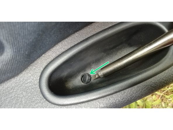 Commencez par retirer tout doucement le capuchon plastique à l'aide d'un tournevis plat.