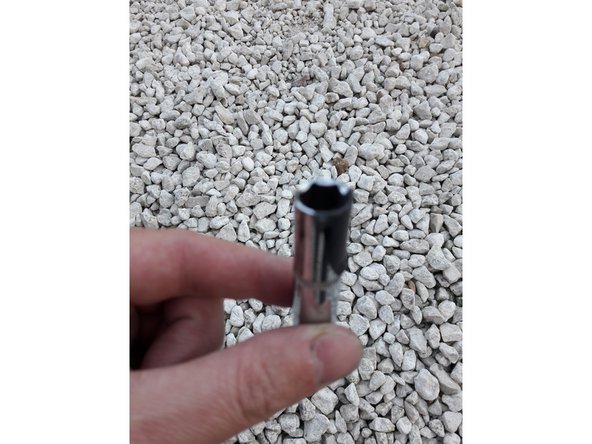 Afin que la bougie sorte avec la douille vous pouvez mettre un bout d'isolant électrique sur la douille. De cette manière une fois dévissée la bougie ne tombera pas de la douille lors du retrait.