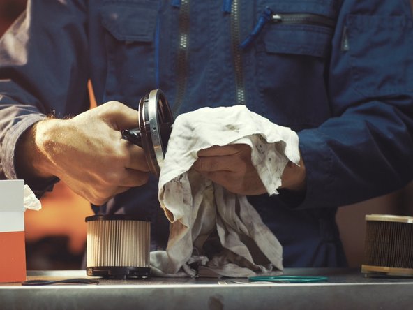 
Clean the tank cover with brake cleaner and a cloth
