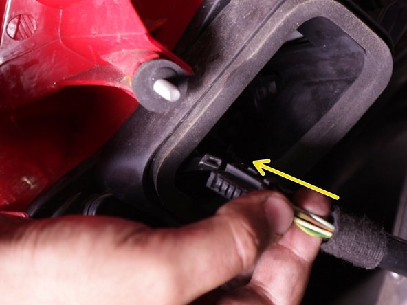 Rapprocher le nouveau feu arrière et rebrancher le connecteur