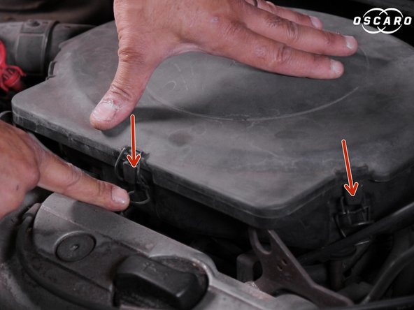 Reclispser toutes les attaches autour de la boite à air