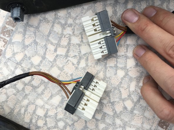 Vérifier que les prises de l'ancien et du nouveau rétroviseur sont identiques