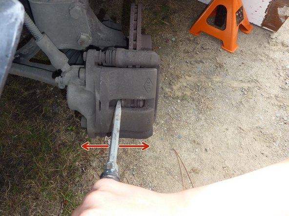 Placer un gros tournevis plat entre le support métallique de la plaquette de frein et le piston pour repousser le piston au maximum.