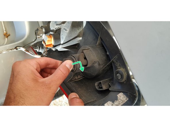 il suffit de visser le support de 45° dans le bloc feux jusqu'à ce qu'il se bloque en position.