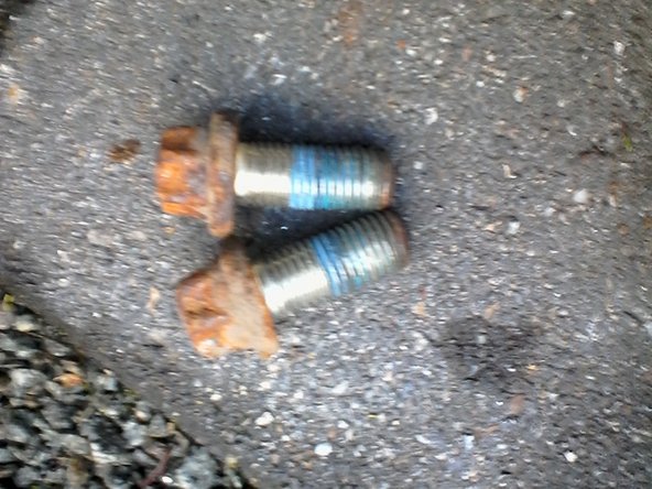 les 2 vis  ( déposer avec la douille E18 )