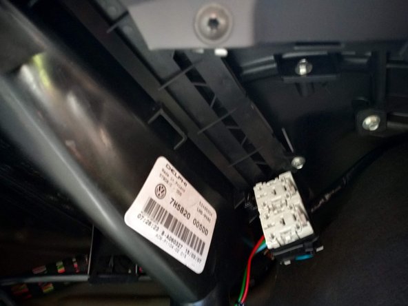 Procéder dans le sens inverse pour le remontage. Veuillez à positionner les languettes du couvercle dans leurs logements avant de le revisser