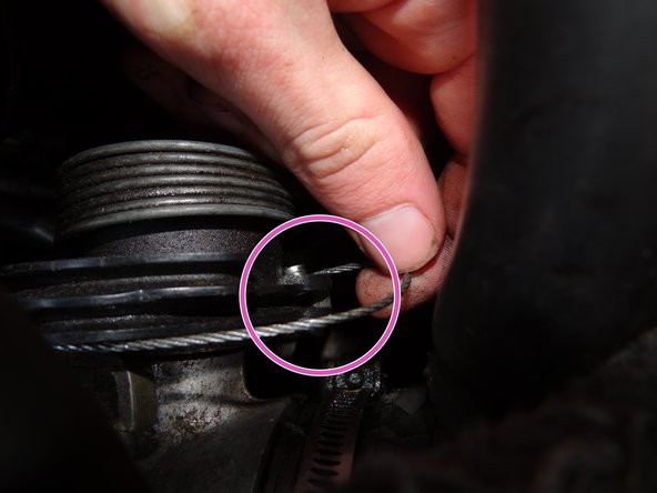 Positionner et serrer l'ergot d’extrémité de câble