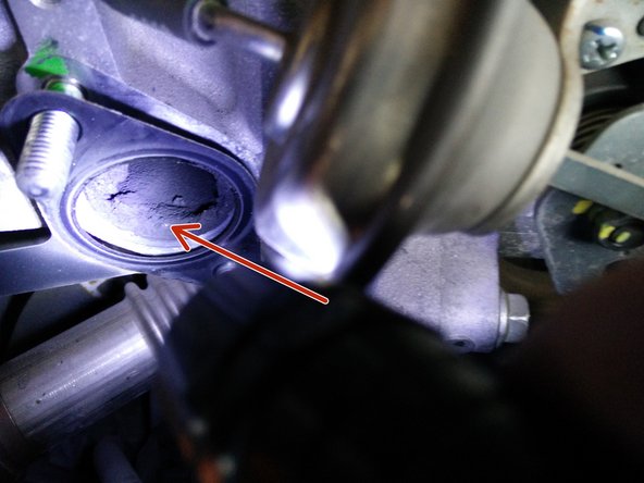 Utiliser un aspirateur pour éviter que les crasses ne partent dans l'admission !