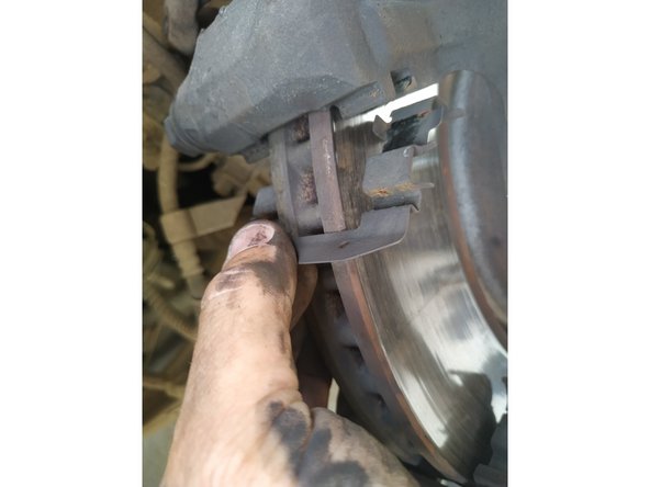 Déposez le clip haut et le bas en ayant au préalable observé leurs positionnements.