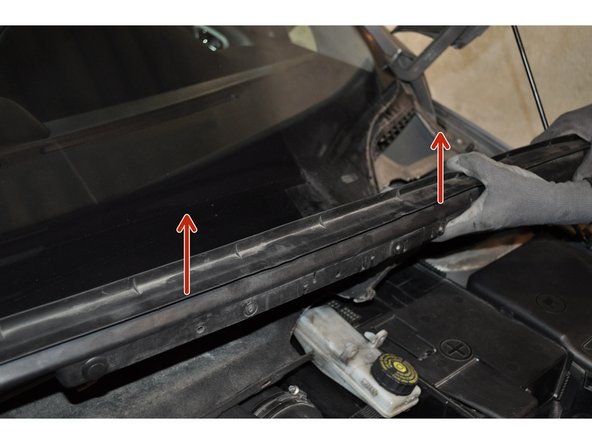 Soulever les caches en plastique pour finir leur dépose.