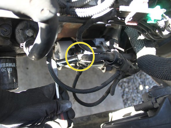 Remettre l’écrou de 12mm et le visser avec la clé à douille.