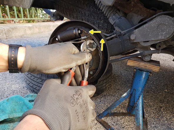 
Then you have to remove the retaining springs with their hexagonal cups. Still using a power strip, simply push the cups and make a quarter turn to unhook the rod. To be done on both springs.
