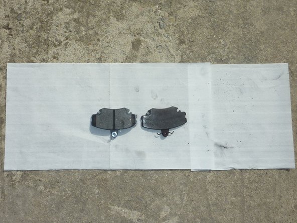 Nettoyer les quatre points de contact des plaquettes sur l'étrier à l'aide d'une brosse métallique.