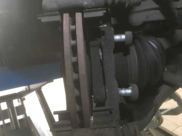 A l'aide du cliquet et de la douille de Torx T55 dévisser les 2 vis de T55 de la chape