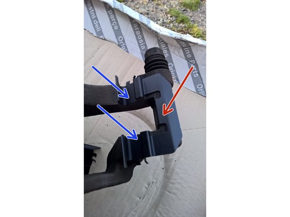 Remettre en place les nouvelles lames de maintiens des plaquettes, elle s'insère en appuyant dessus fermement.