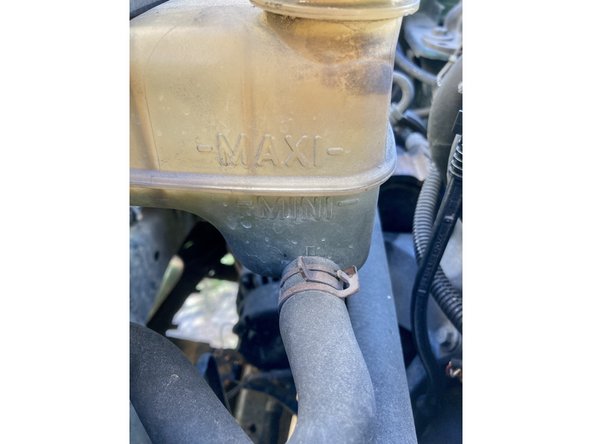 Ne pas remettre le bouchon du bocal tout de suite. Démarrer le moteur et maintenir le régime à 1500 tr/min jusqu'au premier cycle de refroidissement (mise en route et arrêt du ventilateur) Vérifier si il n'y a pas de fuite aux durites