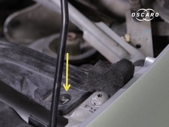 Replacer la traverse en plastique,l’insérer dans l'encoche  coté passager et visser la partie de la barre coté conducteur