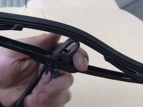 Declipser le balai puis le tirer vers le bas