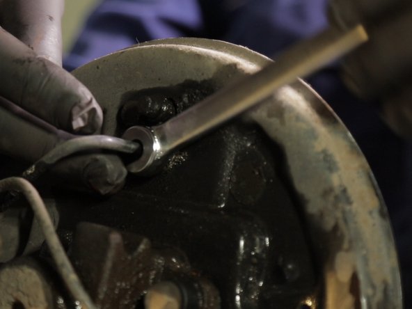 A l'aide d'une clé à tuyauter, desserrer le tuyau de frein