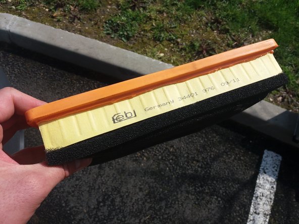 Vérifier la correspondance entre l'ancien et le nouveau filtre à air ( longueur, épaisseur...)