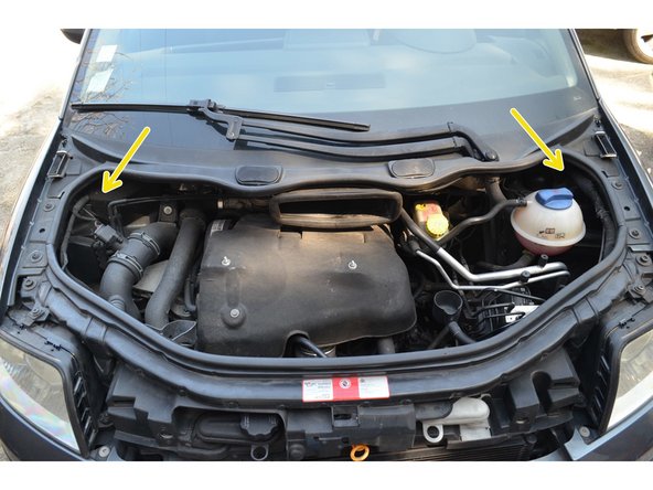 Il y en a un de chaque côté du véhicule.