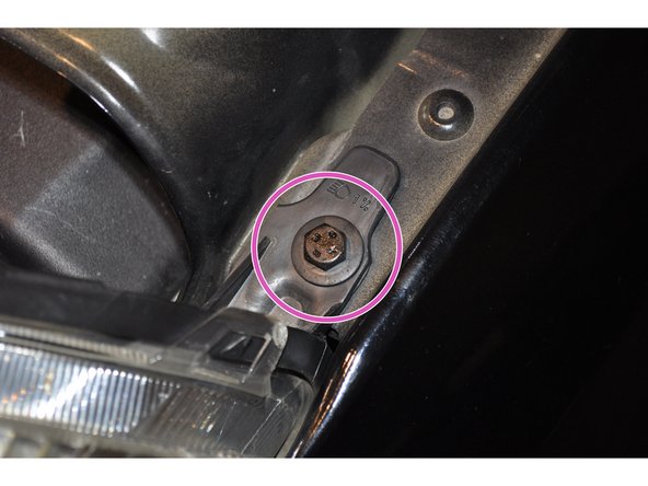 Utiliser une clé de 10 mm pour les 3 vis. La première fixée au dessus du phare sur l'aile avant.