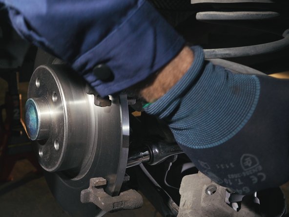 Resserrer les deux vis avec le cliquet et la douille de 16