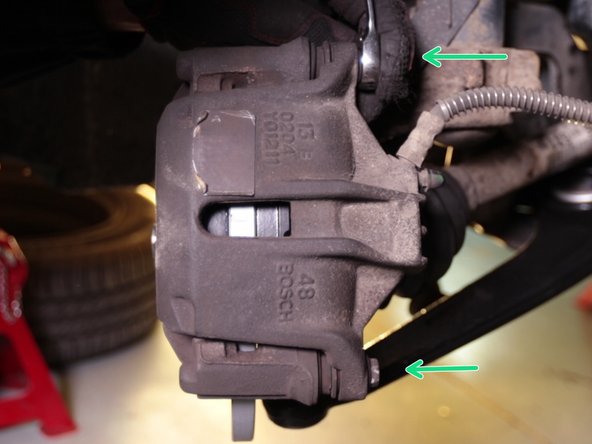 Placer les deux vis en haut et en bas de l'étrier et les resserrer à l'aide d'une clé de 13