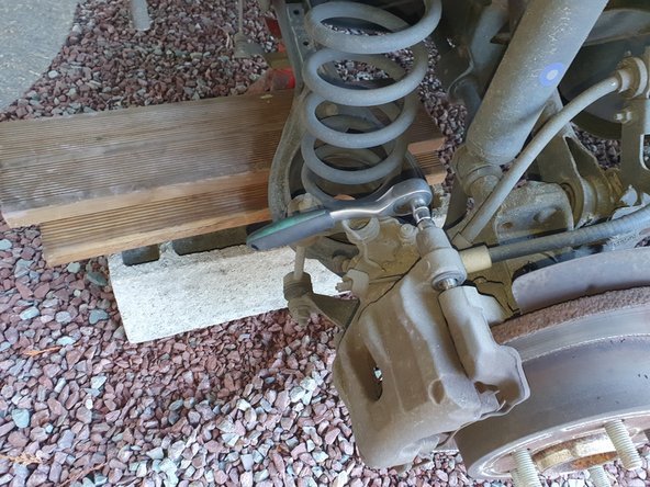 Dévisser les deux BTRs de 7 mm se trouvant derrière les caches poussières précédemment retirer afin de libérer l'étrier.