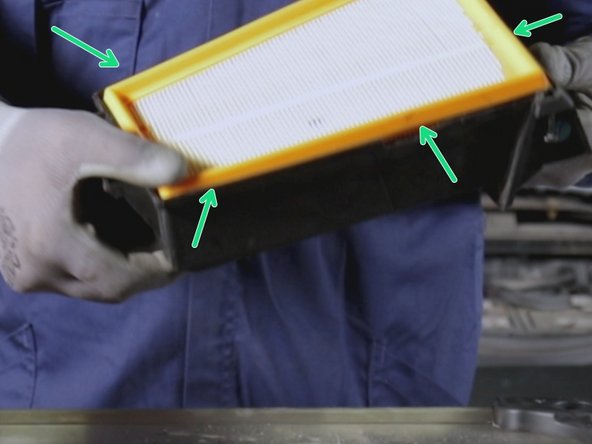 Insérer le nouveau filtre dans son support ,bien vérifier que le filtre soit bien enfoncé