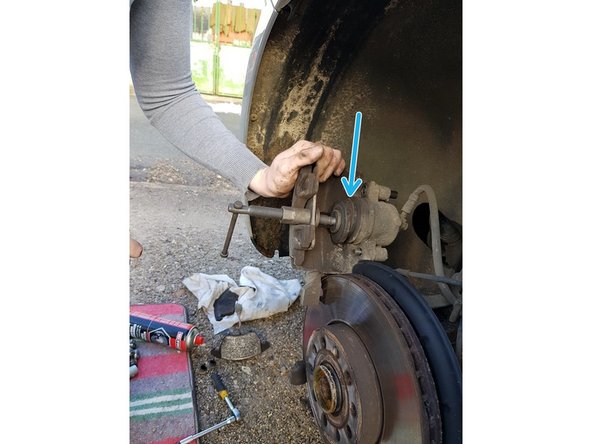 Placez votre repousse piston puis faites le rentrer jusqu'au maximum.