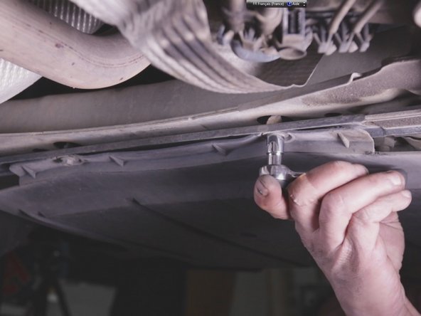 Re-vissez toutes les vis qui maintiennent la plaque