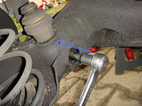 Avec une douille torx femelle E16 et une rallonge desserrer la vis