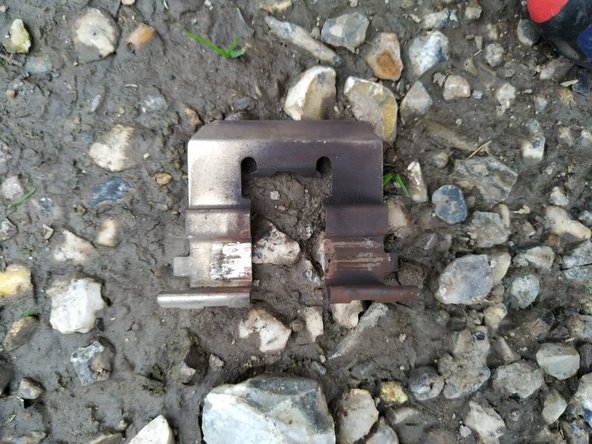 Après avoir bien repéré leurs positionnements, déposez les clips.