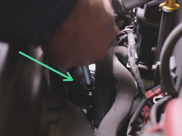 Terminer de le dévisser à la main puis retirer le filtre à huile