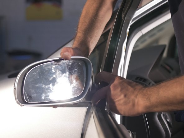 Puis replacer le rétroviseur sur son emplacement