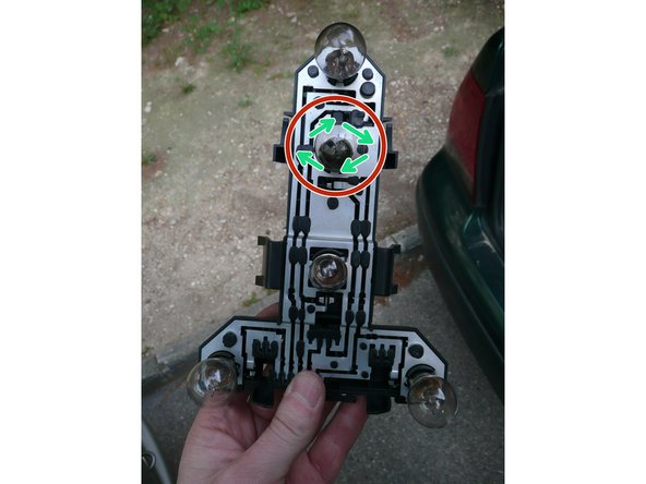 On remonte la nouvelle ampoule, on l'enfonce dans son emplacement et on la tourne dans le sens horaire.