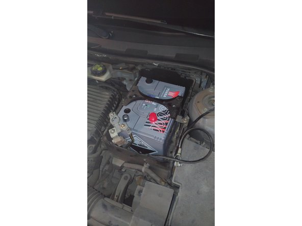 Revissez la cale pour éviter que la batterie bouge dans son emplacement.