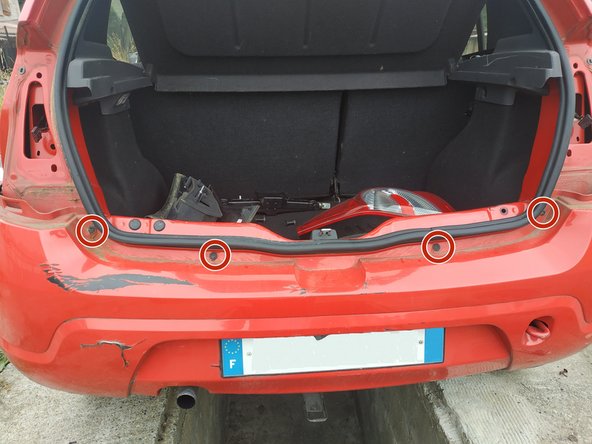 dévisser les 4 vis qui courent le long du pare-chocs, clé torx T30