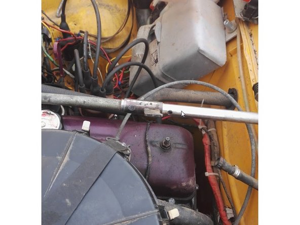 Extraire complètement le levier en le tirant dans l'habitacle (Comme pour passer la 4ème)