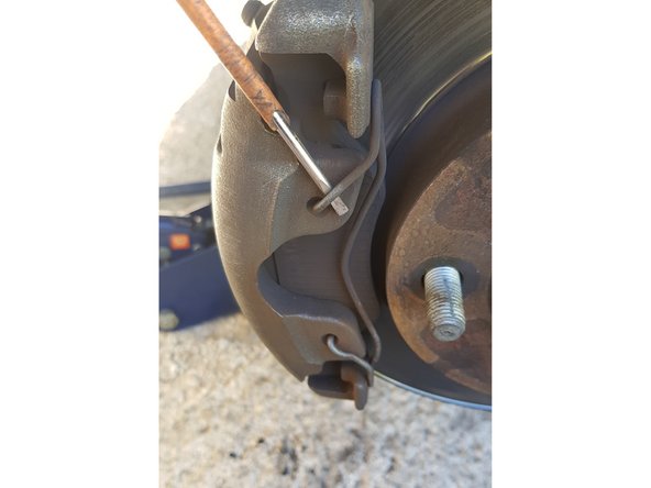 Repérez bien la position de l'agrafe avant de la déposer. Au pire prenez une photo pour vous faciliter le remontage.