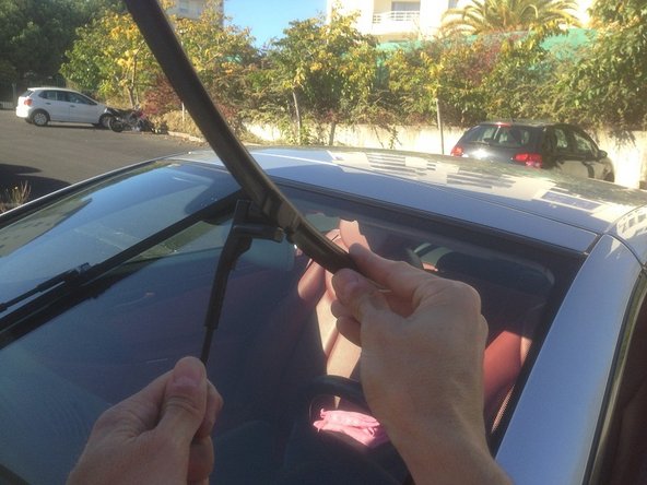 La démarche est identique pour le deuxième essuie-glace.