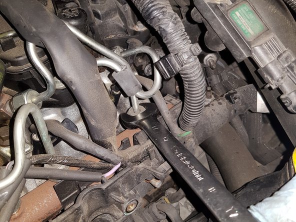 Débloquer les deux côtés du tuyau haute pression de l'injecteur, clé de 17