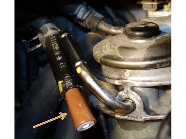 Pincer le premier collier de durite et le reculer d'environ 3cm