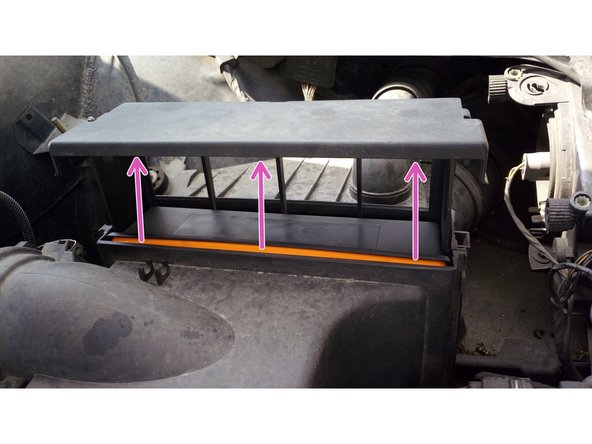 Continuer de tirer jusqu'à extraire complètement le tiroir contenant le filtre à air