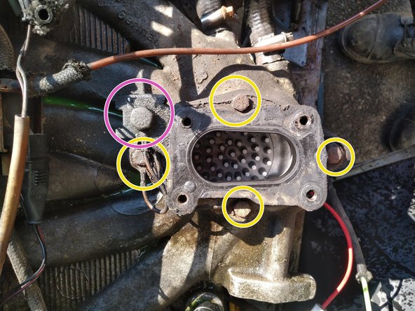 Dévisser les 4 écrous de maintiens de la semelle