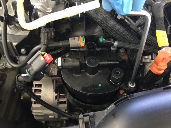 Déclipser les quatre durites de carburant