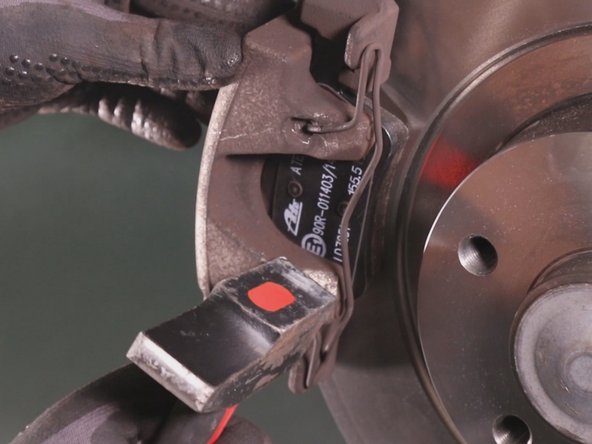 Enfoncez-le avec de légers coups de marteau